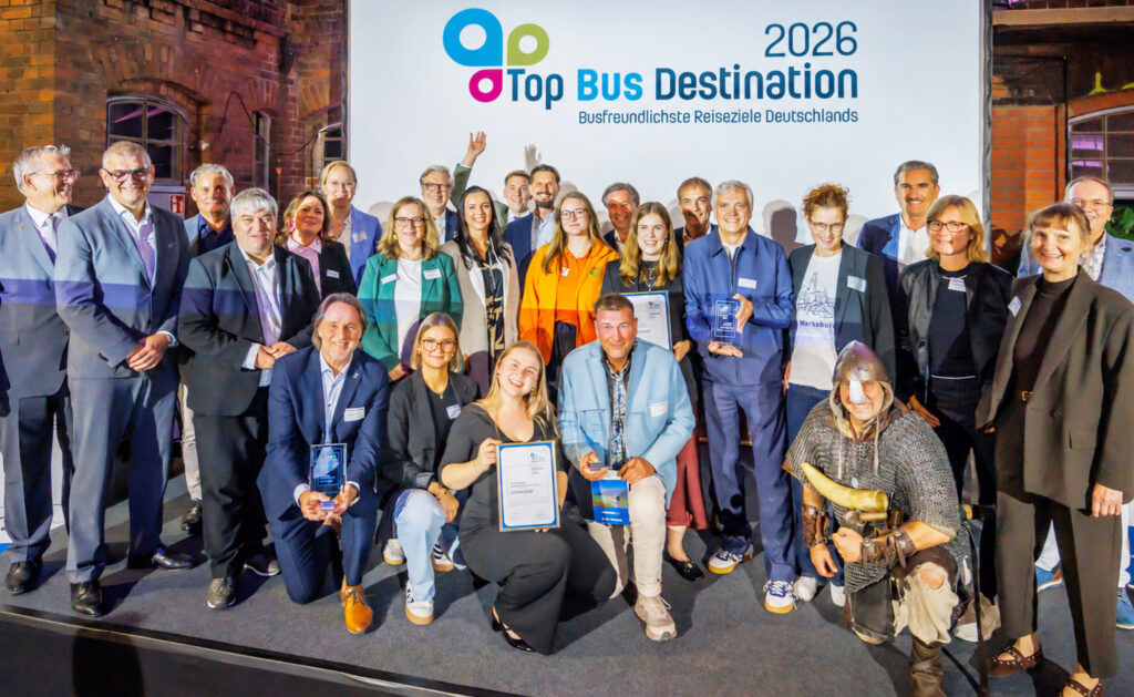 Gruppenbild der Gewinner, Nominierten und Verantwortlichen des Wettbewerbs auf der Siegerehrungsveranstaltung.